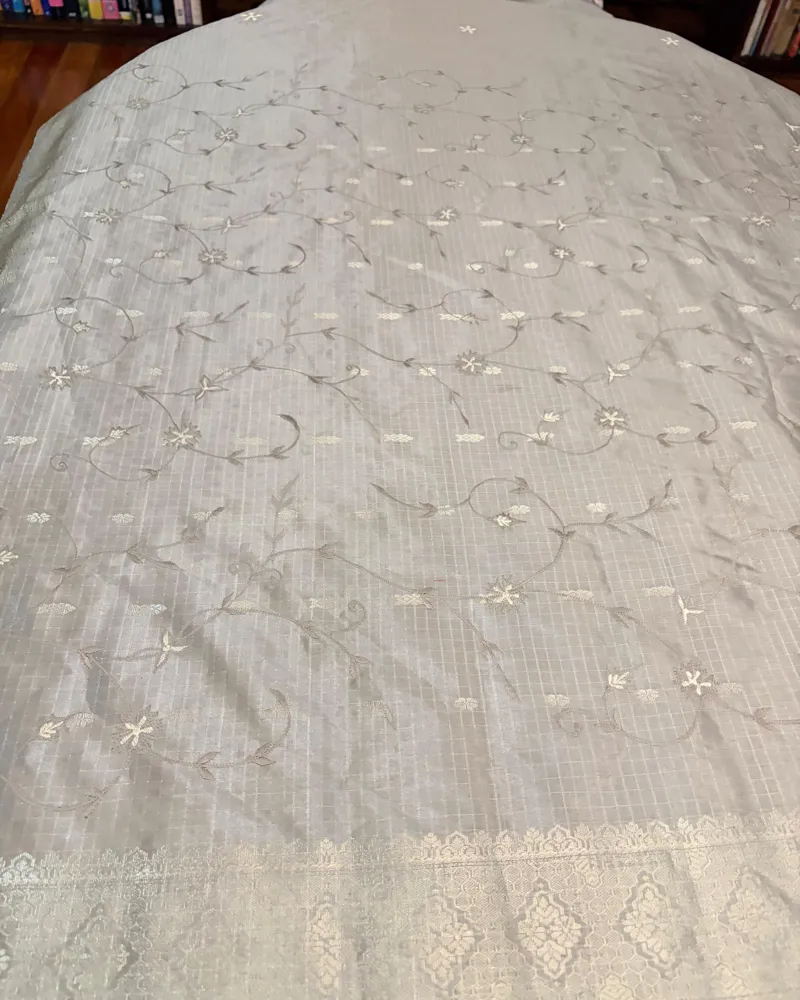 Floral vine embroidery on the actual saree — photo 4 of 5